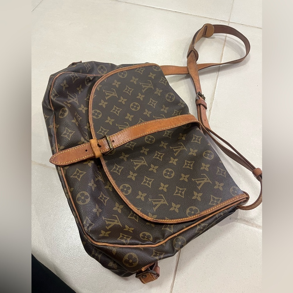 LV MESSENGER BAG
light frey to belt but leather is in perfect conditioning